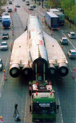 rhubarbes:  Tu-144 cccp-77112 being transported to Auto &