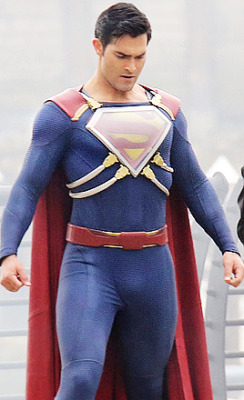 zacefronsbf:  Tyler Hoechlin on the set of Supergirl (August