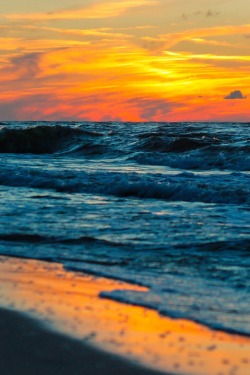 0ce4n-g0d:  Sea sunset | Adam Koziel 