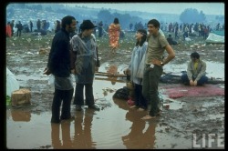 theswinginsixties:  Festival goers in the rain at Woodstock,