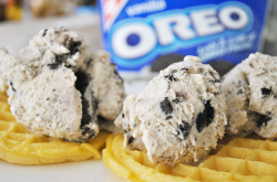 in-my-mouth:  Cookies and Cream Ice Cream 