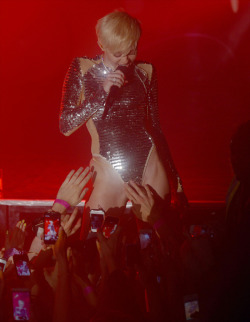 celebgoodies:  gocelebz:  Miley Cyrus Gets Felt Up By Fans (and