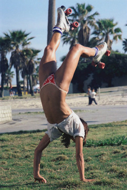 prettywigga:  Venice Beach roller skaters of 1979.