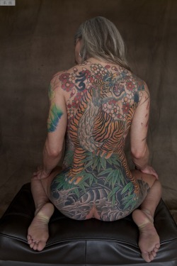theburninglotus:  More complete back piece view. Plus feet! Ph: