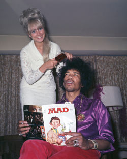 babeimgonnaleaveu:  Jimi Hendrix having his hair done while reading