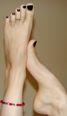 luvsgrlstoes:  Long sexy toes!!  Live the black painted toe nails.