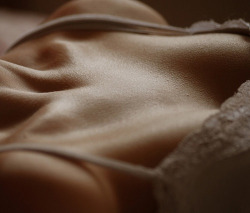 jap-i:  poeticsir:  Collarbones and cleavage Like being lost