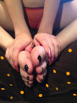 softpinkprincesspussy:  playing with my toes is my favorite pastime