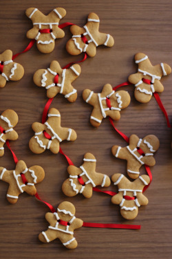 thecakebar:  How to make gingerbread men garland {click link