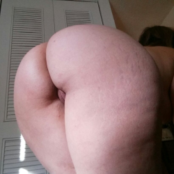 thickchicksnjunk2:Thick thighs and ass of anaughtylittle1   