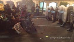 quienesesachica:  En el caos del desalojo del Zócalo, jóvenes
