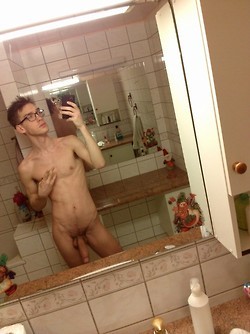 gaygeeksnsfw:  Thanks for this submission.  Nice hung cock ——-