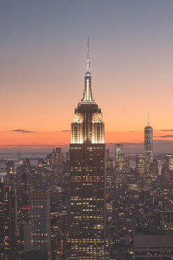 visualechoess:  Sunset over Manhattan by: Thomas Gorman