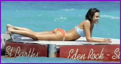 nude-celebz:  Jessica Alba’s perfect ass ;>