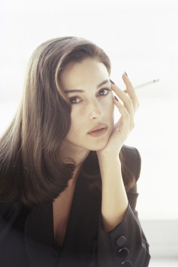 sweet-nowember:  Monica Bellucci on the set of “Comme un Poisson