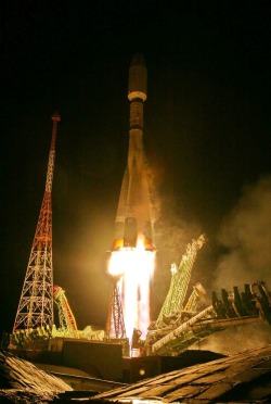 astroperlas:  Lanzamiento de un Soyuz-2-1A desde Baikonur con