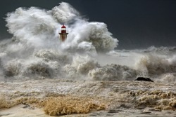 escapekit:  Storm waves caught in Portugal  This past January,