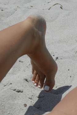 Lovely perfect and sexy summer toes.