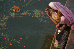 omnomnom74:  Ganga puja. Varanasi by entrelec on Flickr. 