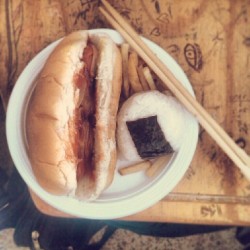 Que te cocinen. Es un gesto realmente lindo. #Onigiri #hotdog