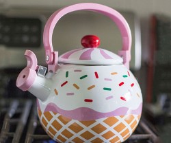 awesomeshityoucanbuy:  Cupcake Tea KettleMake tea time a little