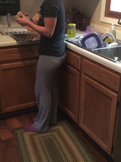 imarriedthecookiemonster:Doing dishes, making breakfast, wearing