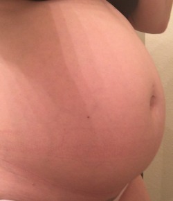 foodjunkie1026:  My pregnant belly 20 weeks  Reblog if you like