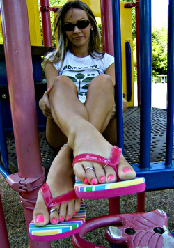 feet6944:  feetplease:  She came to play.  sexy babe with kissable
