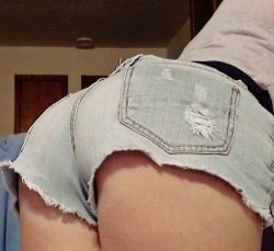 d3sirabledesires:  my butt tho..   sorry if this is annoying