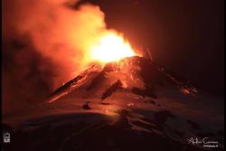 revistanarujodo:Volcán Villarrica Erupcionó esta noche  CHILEEEE