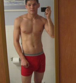 thecircumcisedmaleobsession:  20 year old straight guy from Iowa
