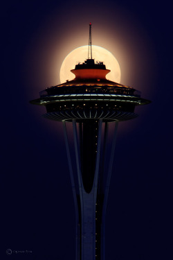 vurtual:  Symmetrical Supermoon on Space Needle (by Quynh Ton)