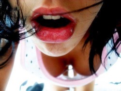 iluvskinnybitches:  lips like sugar, sugar kisses…