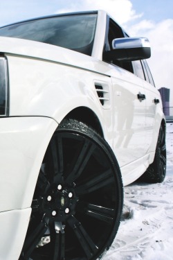drugera:  Range Rover Sport  I picture that driving through the