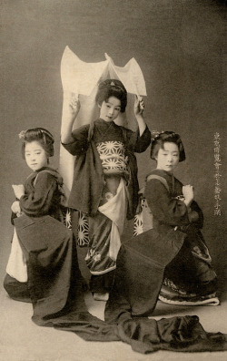 thekimonogallery:  Tokyo dancers, 1900.   ”Tokyo Hakurankai