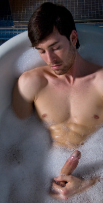 standingleg:  alustfulpursuit:  lickwid:  enjoying his bath 