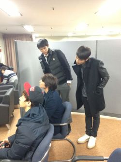 fyflamingminho:    Minho playing video games backstage at KBS