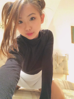 iknowimbicuriousnow:  ayish26:  so cute !  Delicious Lil Asian
