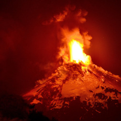skunkbear:  Images of the Villarrica volcano in southern Chile.