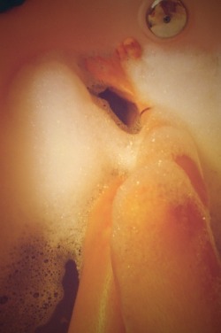 morelovingarms:  Omg bath time yay. It’s been so long since