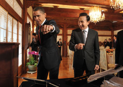 savingpaper:  President Obama shows off his Taekwondo skills