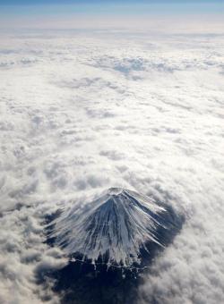 fuckyeaheyegasms:  coconutsfine:  上空からの富士山が壮麗すぎる。神がかってる。