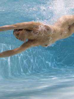 naturist-rich:  Doesn’t a dip in a cool pool sound good today?