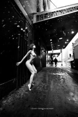nakedpublic:  pidgeonpie:  Nude in the snow on the streets of