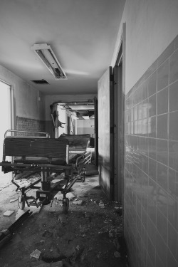51704:  Abandoned gurney at Davis Hospital in Statesville, North