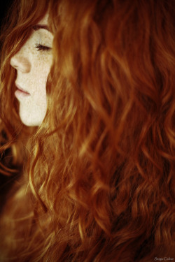 redhairfrecklesandcurves:  Amazing crimson-haired goddess. 