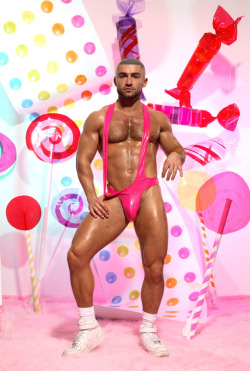 glittergaysandgore:  MINE!!  Francois wear pink very well….