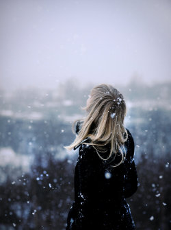 aria-to-aria:  雪空を見上げる少女。金髪と黒いコートの、雪に映えること！