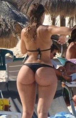 whatevrthefuckever:  Booty At The Beach 