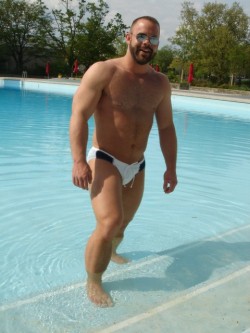 guysthatgetmehard:  at the pool 